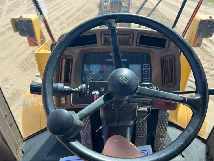 2000-deere-444-image-29