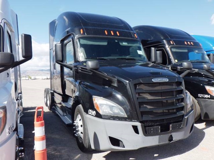 2020-freightliner-cascadia-126-image-3