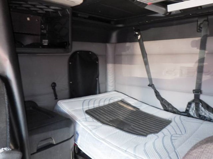 2020-freightliner-cascadia-126-image-16