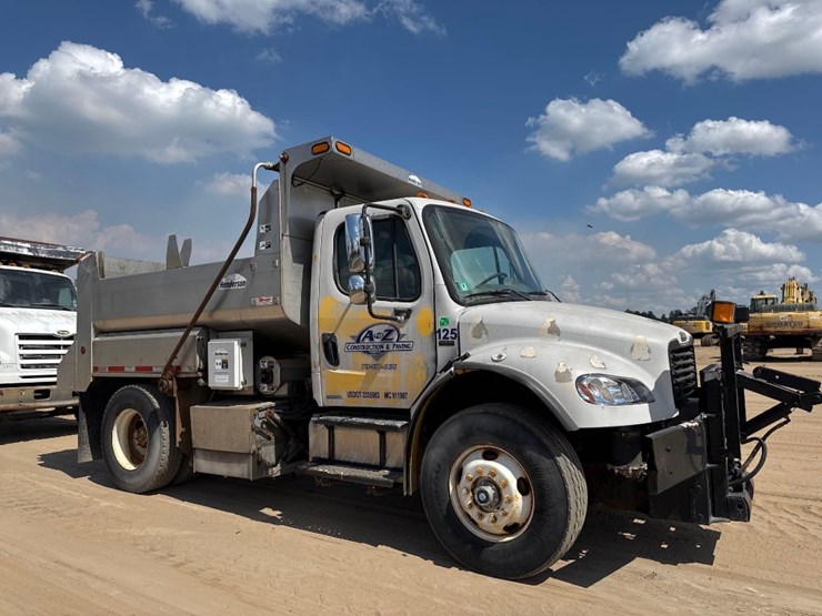 2003-freightliner-business-class-m2-spreader-truck-image-4