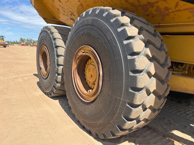 2018-caterpillar-745-image-12