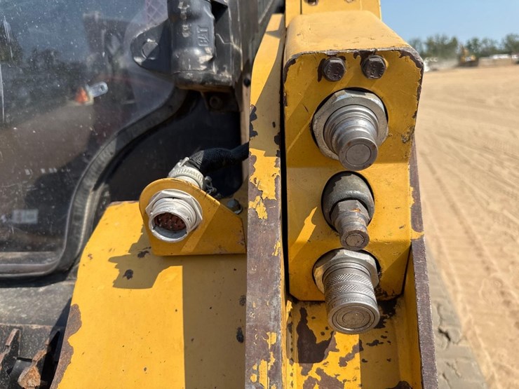 2020-caterpillar-259d3-image-23