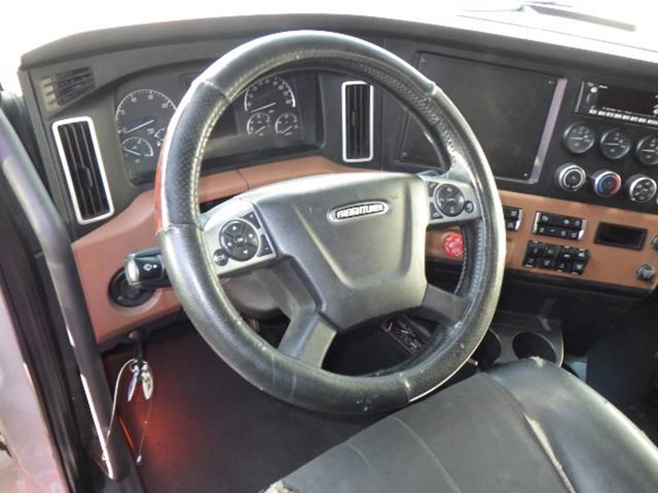 2023-freightliner-cascadia-126-image-9