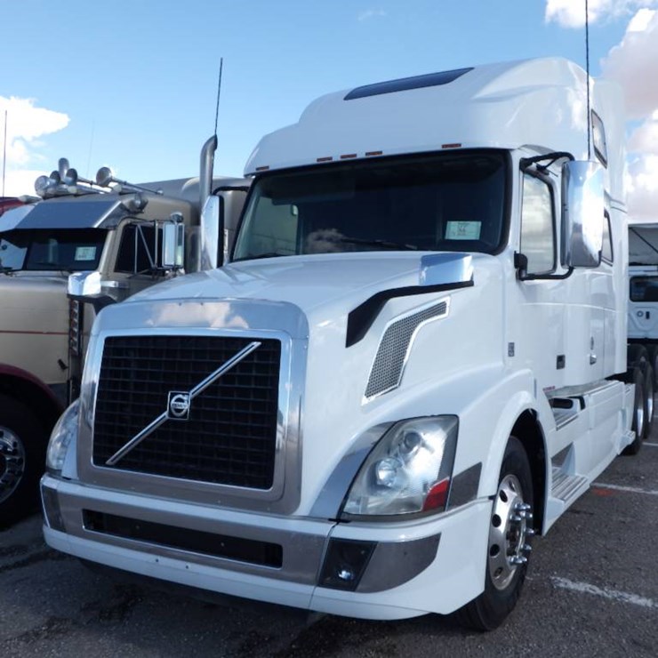 2017 VOLVO VNL780