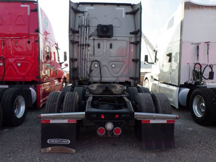2023-freightliner-cascadia-126-image-6