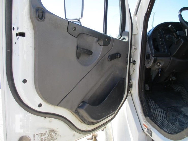 2012-freightliner-business-class-m2-106-image-12