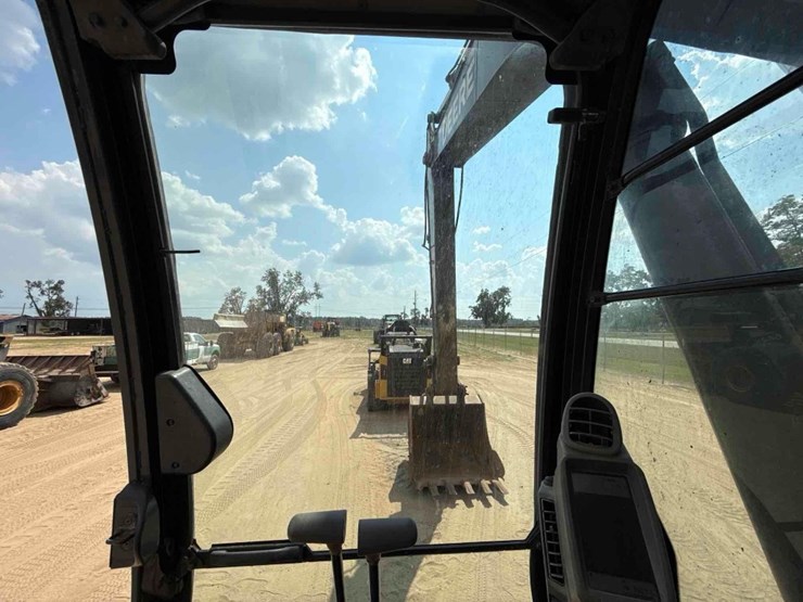 2015-deere-250g-lc-image-30