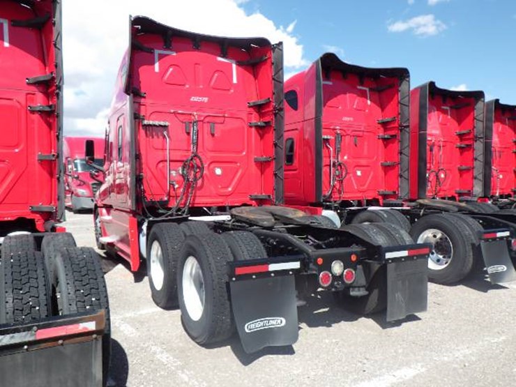 2021-freightliner-cascadia-126-image-10