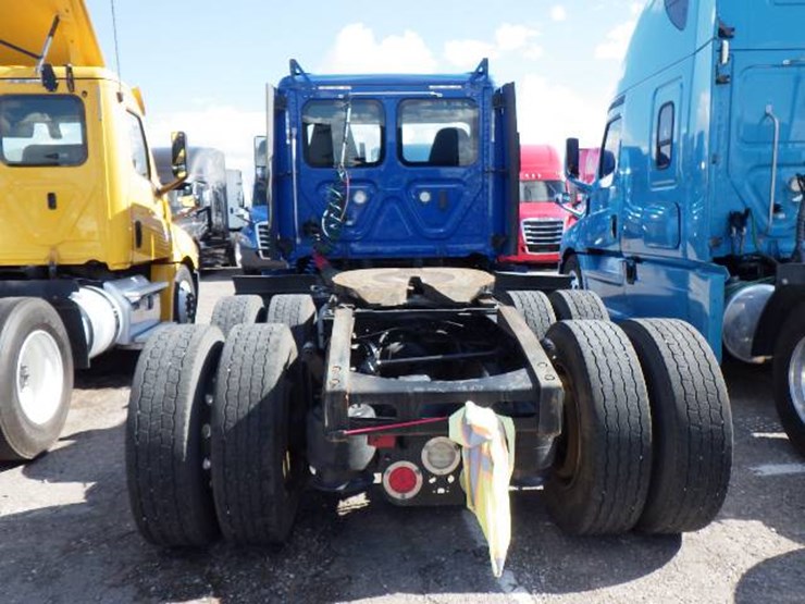 2019-freightliner-cascadia-126-image-5
