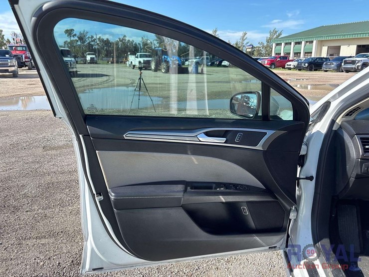 2017-ford-fusion-hybrid-sedan-image-9