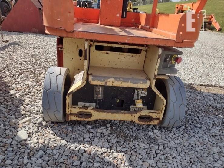 2010-jlg-1230es-image-3