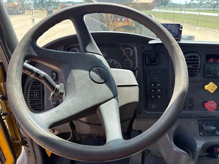 2003-freightliner-business-class-m2-spreader-truck-image-25