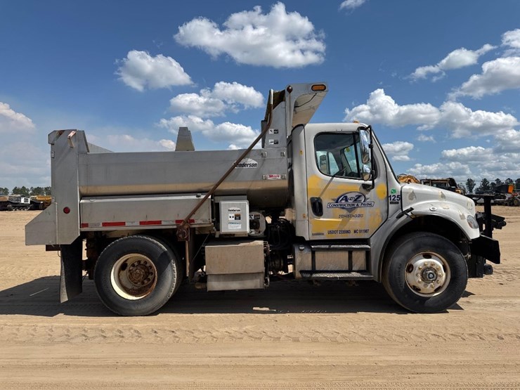 2003-freightliner-business-class-m2-spreader-truck-image-5