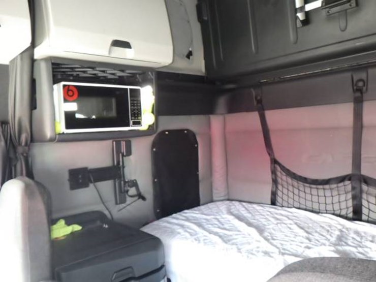 2020-freightliner-cascadia-126-image-12