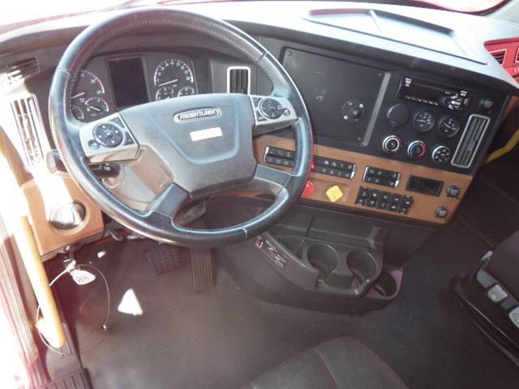 2021-freightliner-cascadia-126-image-11