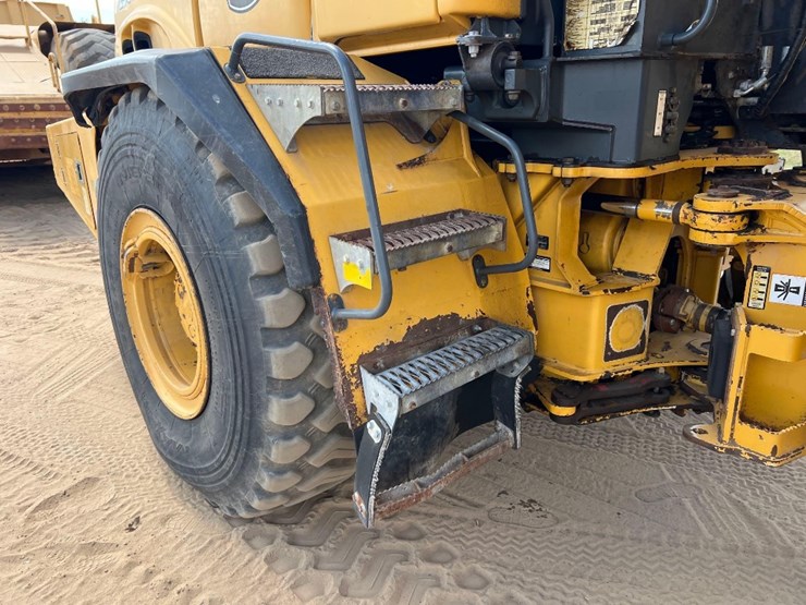 2014-deere-250d-image-11