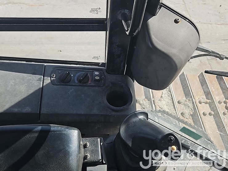 2014-caterpillar-d6k2-lgp-image-17