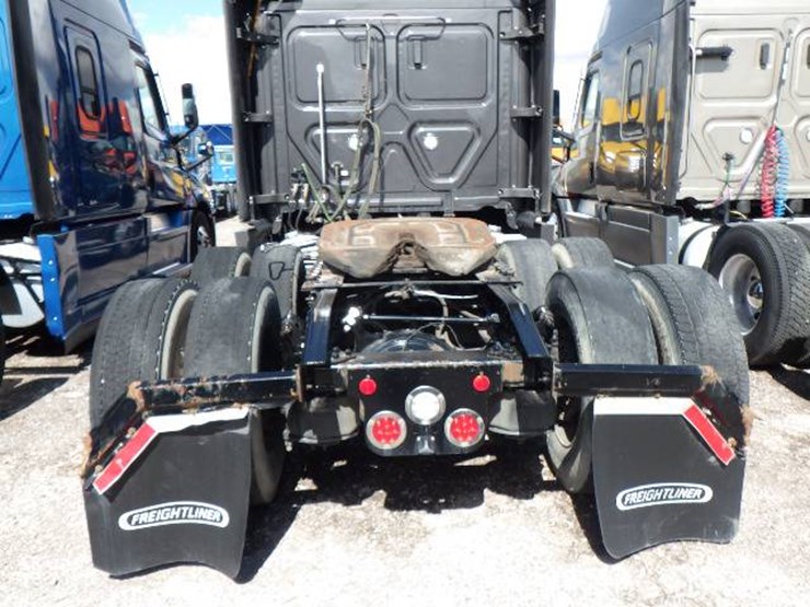 2021-freightliner-cascadia-126-image-12