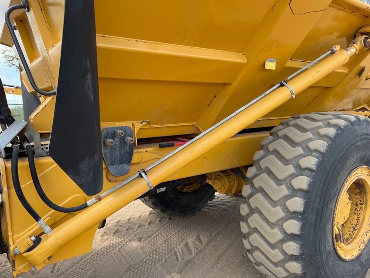 2014-deere-250d-image-16