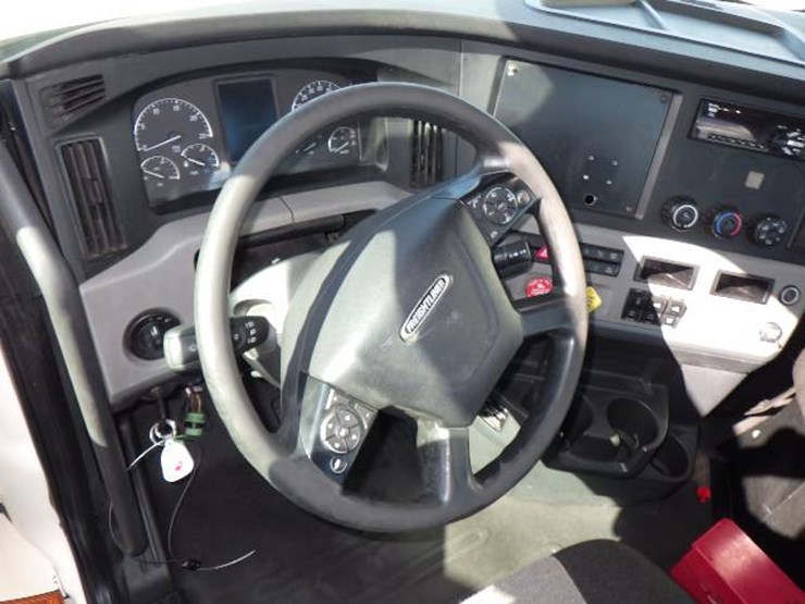 2018-freightliner-cascadia-126-image-9