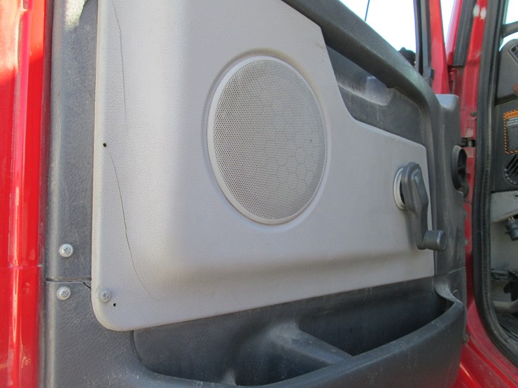 2011-volvo-10-image-33