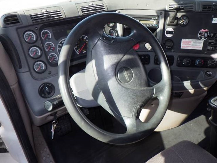 2013-freightliner-cascadia-113-image-8