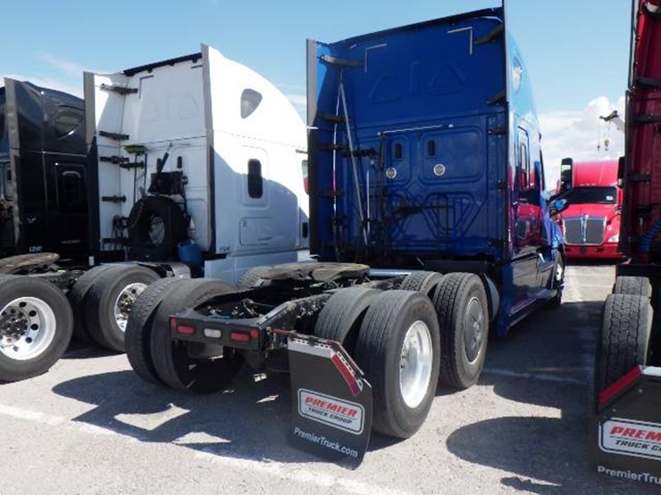 2020-freightliner-cascadia-126-image-8