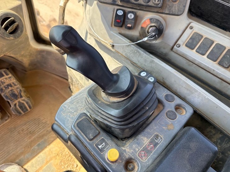 2018-caterpillar-815k-image-25