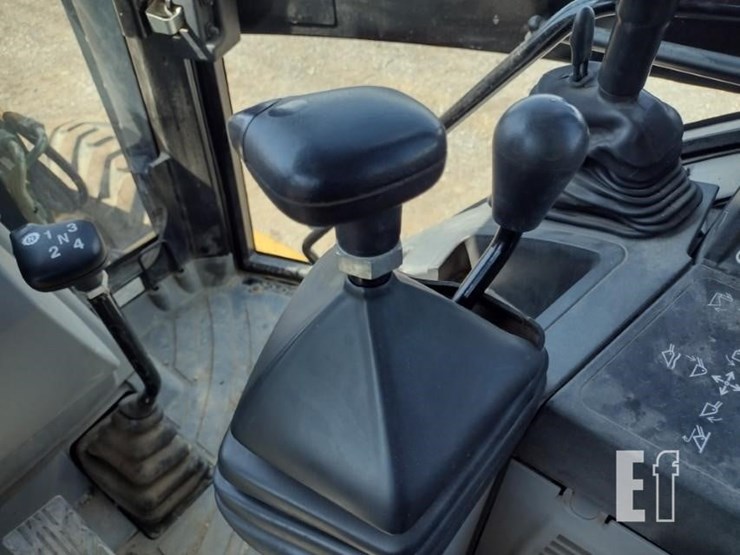 2015-caterpillar-420f-image-9