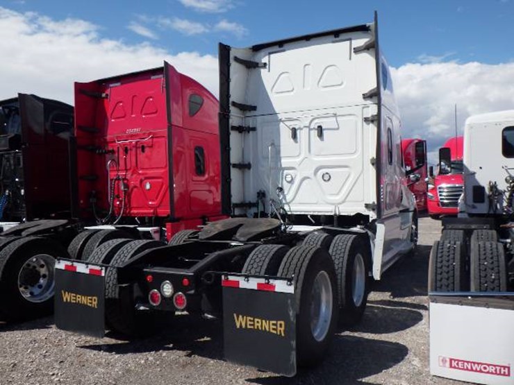 2020-freightliner-cascadia-126-image-4