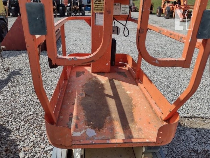 2010-jlg-1230es-image-5