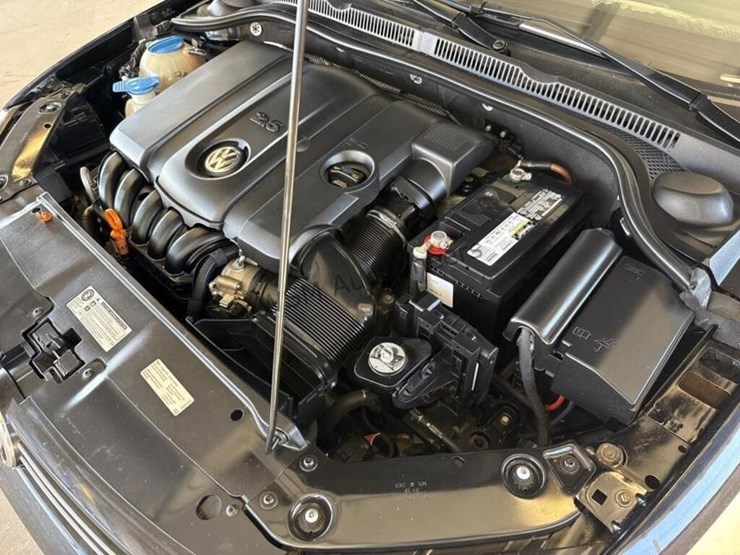 2013-volkswagen-jetta-sdn-image-12