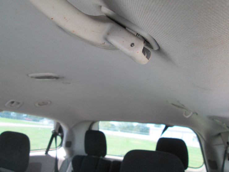 2011-dodge-caravan-image-19