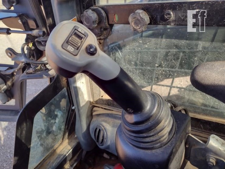 2015-new-holland-c232-image-8