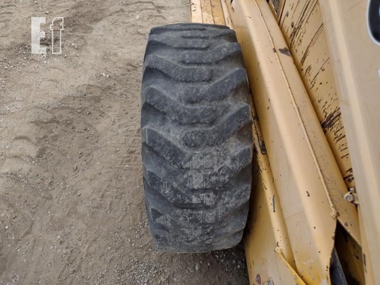 1990-deere-675b-image-17