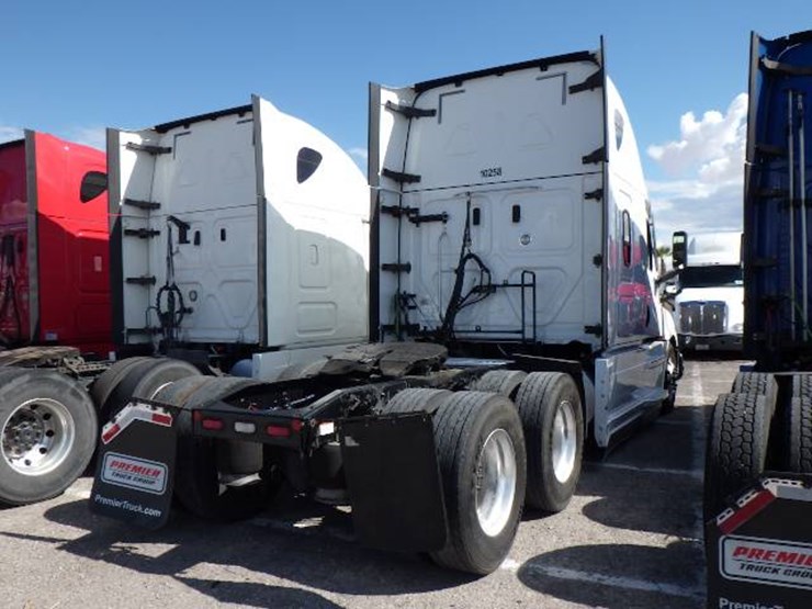 2020-freightliner-cascadia-126-image-6