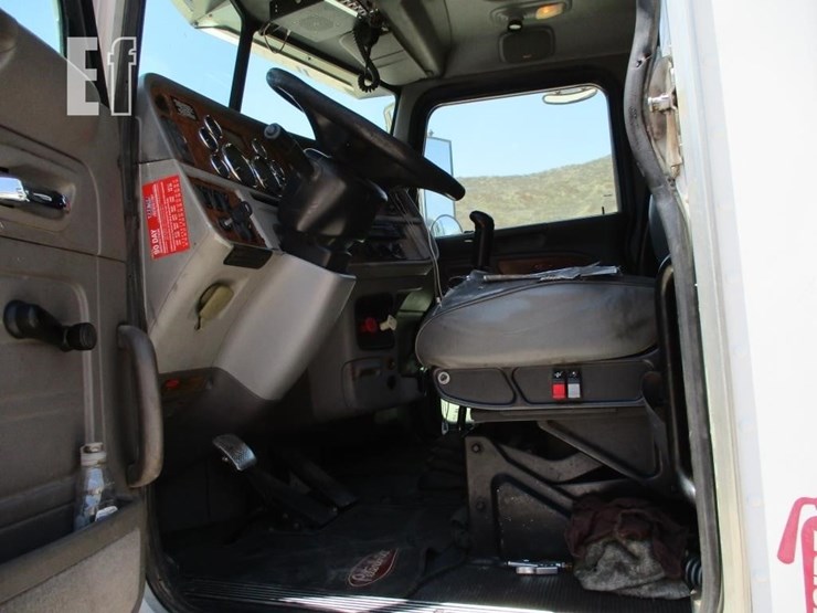 2008-peterbilt-365-image-8