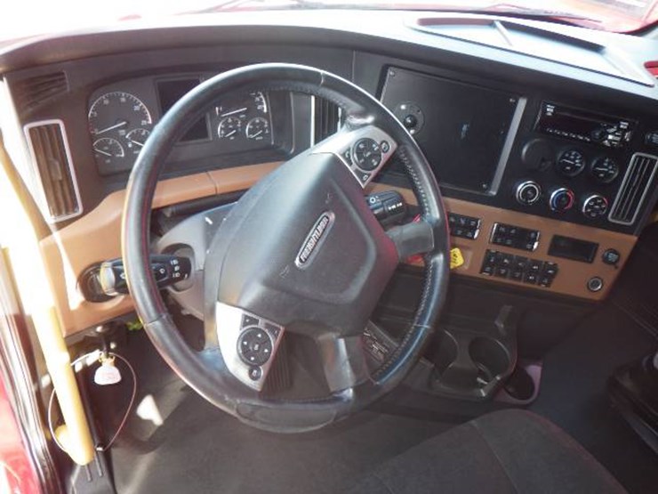 2021-freightliner-cascadia-126-image-11