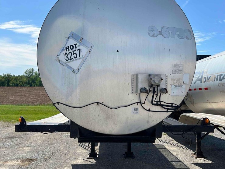 2009-etnyre-&-co-4"-rear-discharge-hot-oil/-asphalt-tanker-image-2