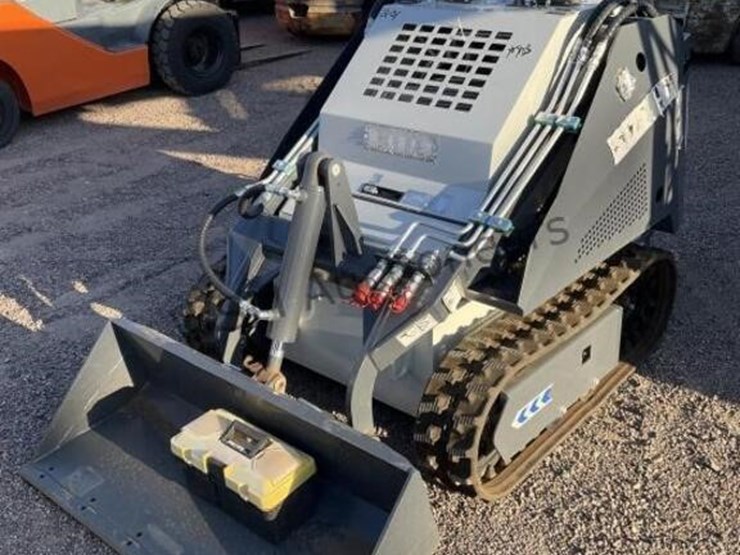 battler-st25m-6-stand-up-skid-steer-image-1