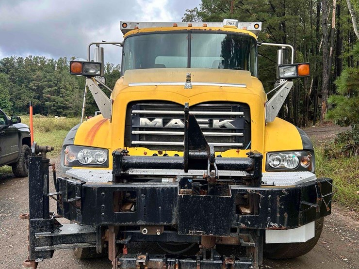 2009-mack-granite-tandem-axle-dump-truck-image-2