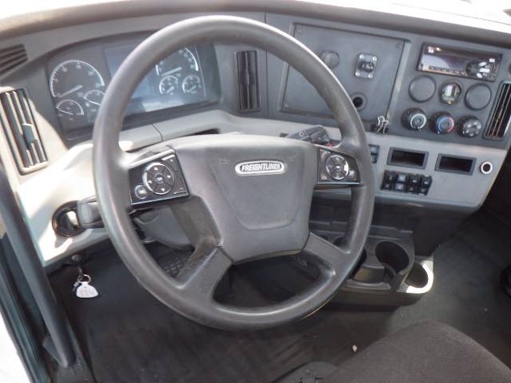 2019-freightliner-cascadia-126-image-9