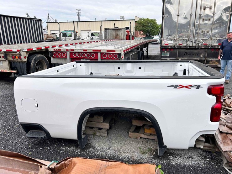 chevy-silverado-white-truck-bed-image-3