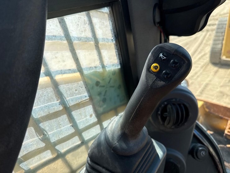 2021-caterpillar-262d3-image-28