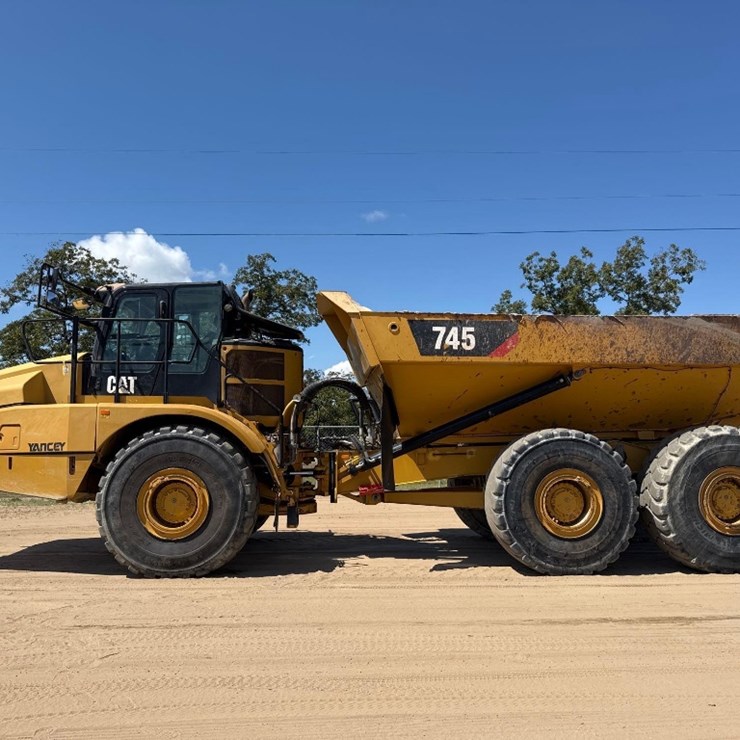 2019 CATERPILLAR 745