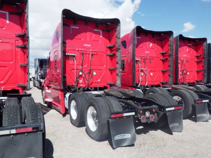 2021-freightliner-cascadia-126-image-10