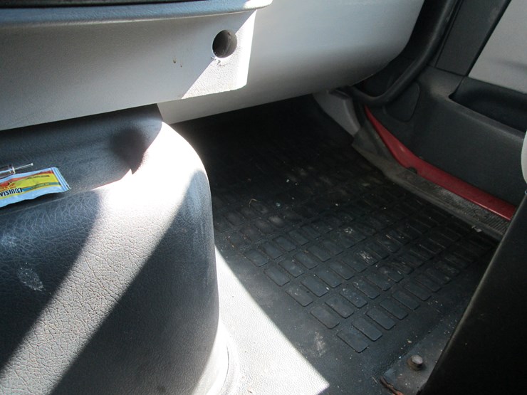 2011-volvo-10-image-41