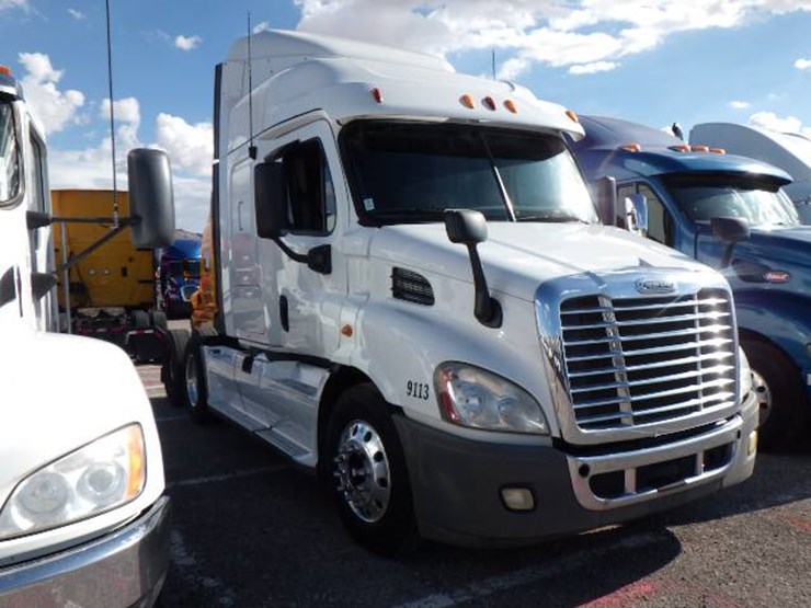 2013-freightliner-cascadia-113-image-2