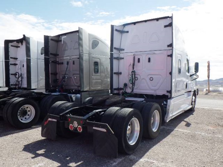 2022-freightliner-cascadia-126-image-4