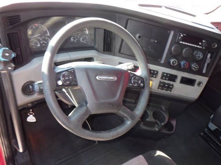 2020-freightliner-cascadia-126-image-14